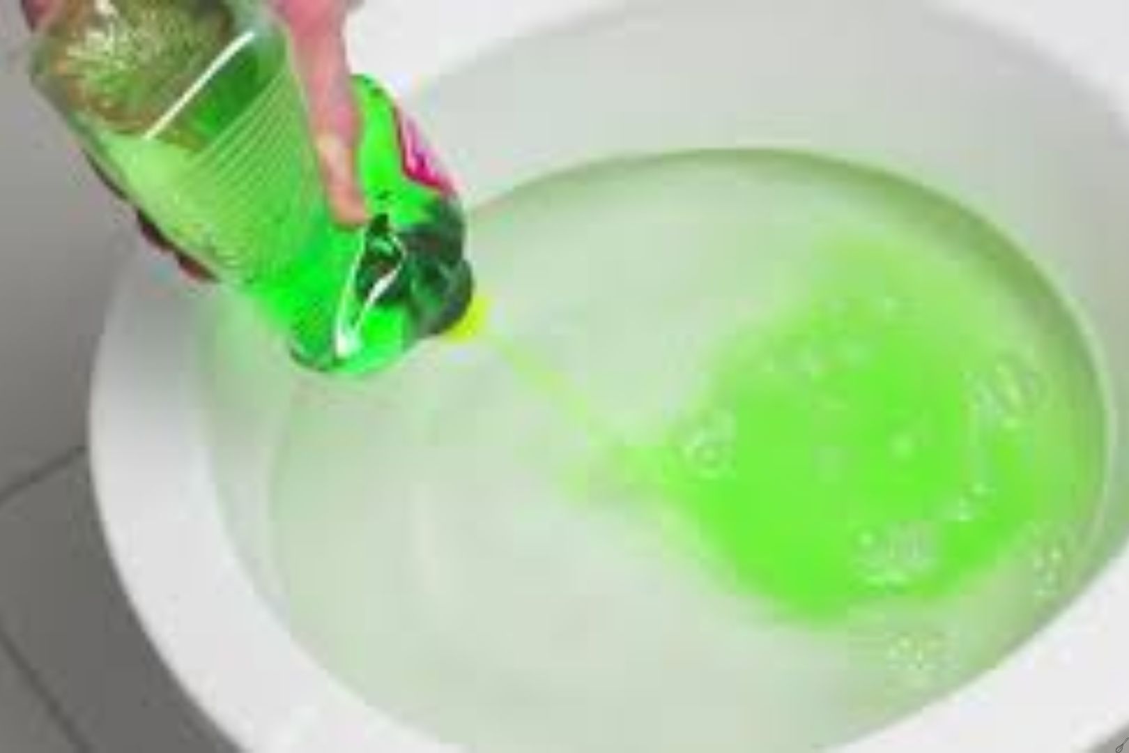 Como desentupir vaso com detergente