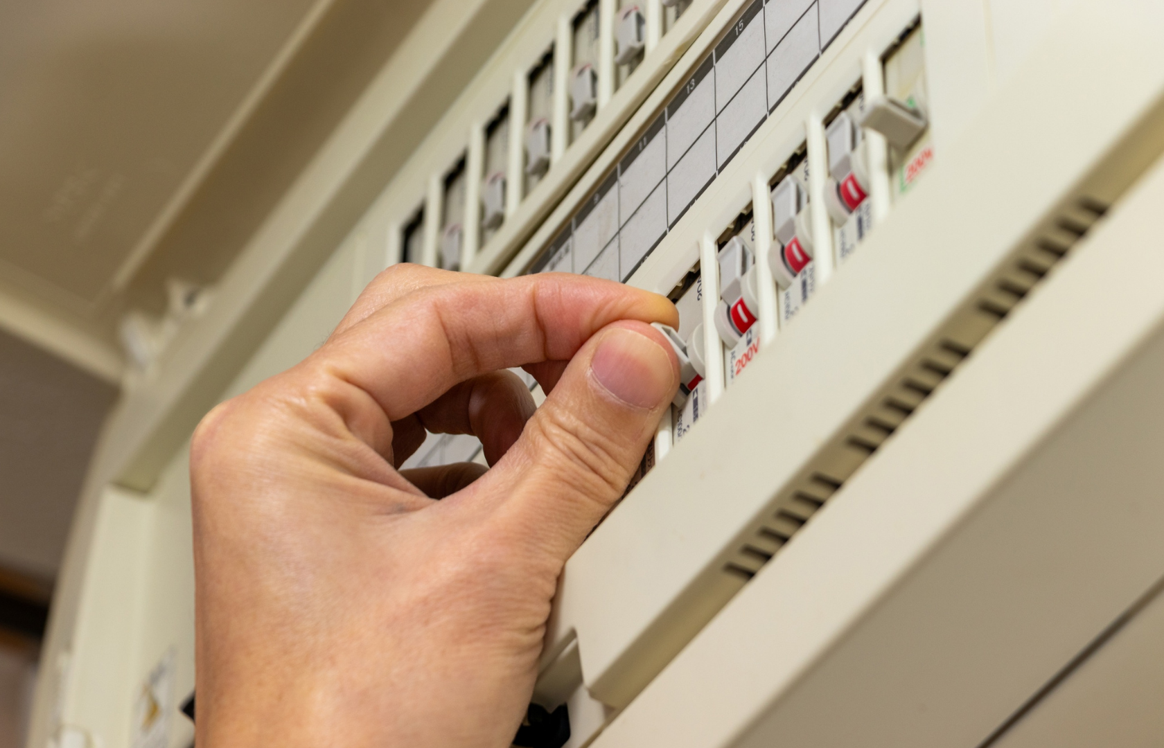 Dicas para proteger eletronicos contra quedas de energia