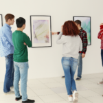 O que faz um curador de arte